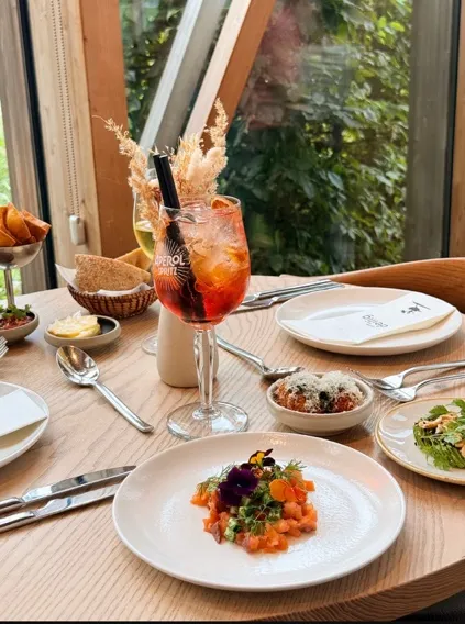 Aperol spritz og tatar på et dækket bord