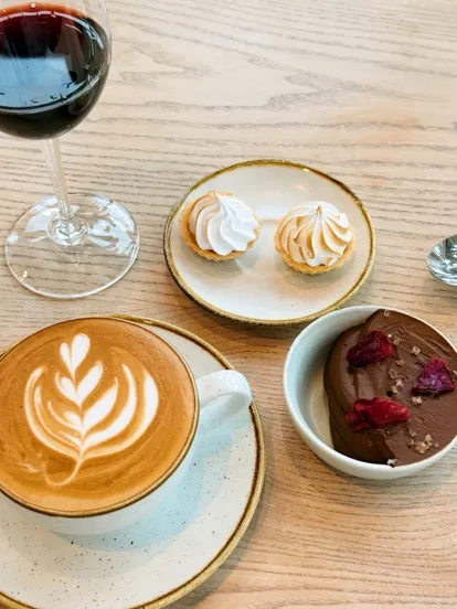 Rødvin, kaffe, små tærter og chokolademousse