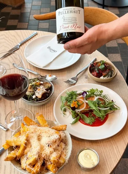 Rødvin, pommes frites og salat på bordet