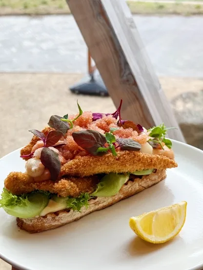 Sandwich med paneret fisk og rejer
