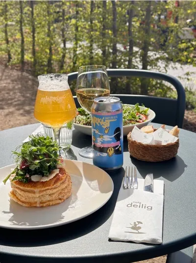 Tarteletter, øl og salat ved et bord i haven